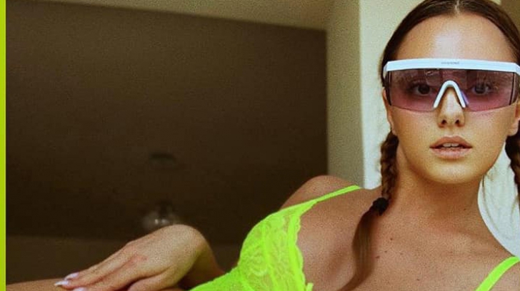 Alexandra Stan, val de critici după ce a pozat în bikini. E hot sau vulgară?