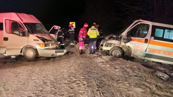 Accident grav în Gorj cu o ambulanţă care transporta un pacient
