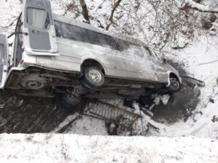 Clipe de groază în Bistrița-Năsăud. Microbuz cu pasageri, căzut de pe pod: 4 victime