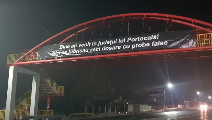 Dat afară de la DNA Ploiești, "Portocală" a ajuns banner pe pasarelă