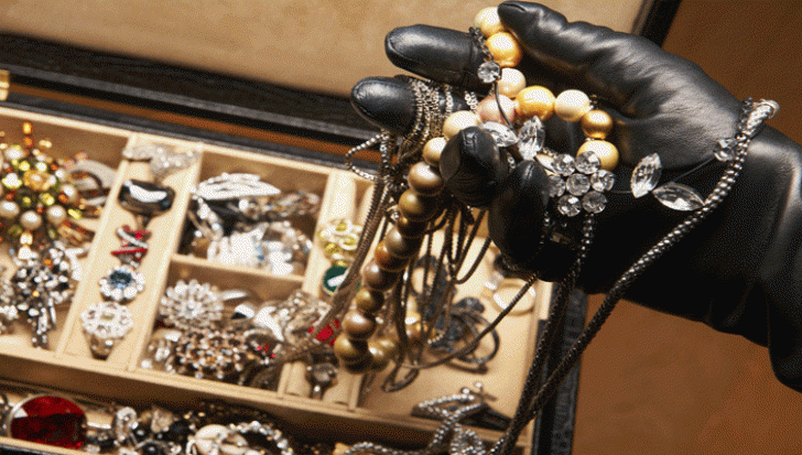 Bijuterii din aur furate dintr-un mall din Constanţa