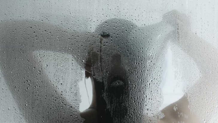 Un cuplu a spionat dădaca în timp ce făcea duș. Ce au descoperit cei doi soți 