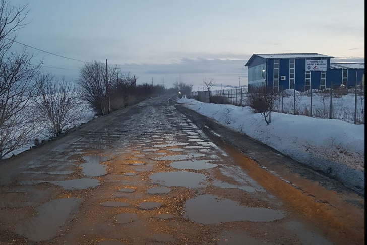 Drumul care face legătura între Cluj-Napoca și zona turistică din Băișoara este înecat în noroi