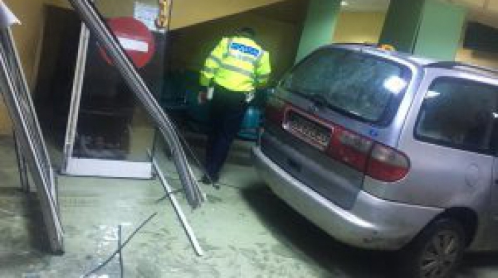 Un șofer băut a intrat cu maşina în Spitalul de Urgenţă din Craiova. UPDATE: Bărbatul, reţinut