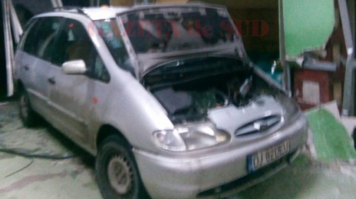 Un șofer băut a intrat cu maşina în Spitalul de Urgenţă din Craiova. UPDATE: Bărbatul, reţinut