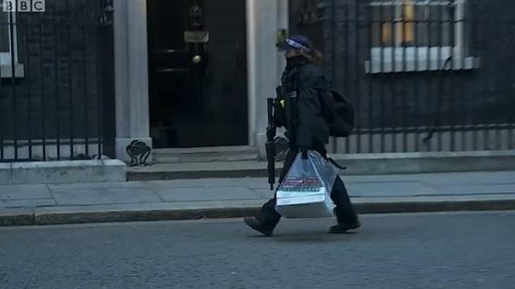VIDEO Guvernul britanic mănâncă, la propriu, gogoși