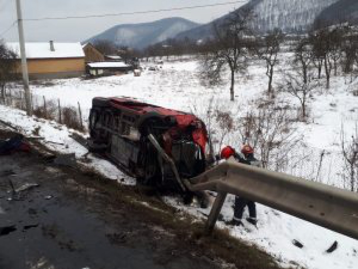 Microbuz cu pasageri, implicat într-un accident în lanț, în Hunedoara. 5 mașini, făcute praf / Foto: realitateadehunedoara.net