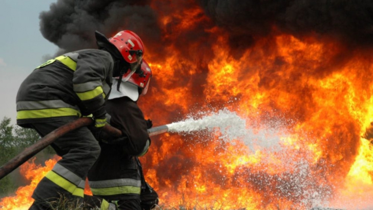 Incendiu violent în Ploiești. Trei case în flăcări 