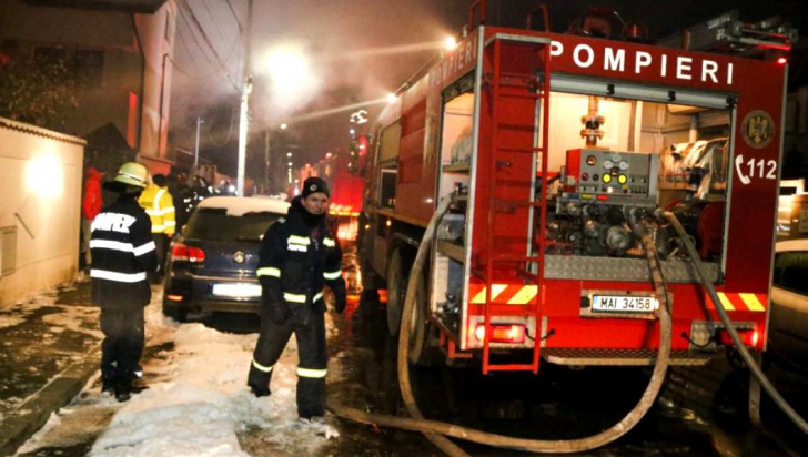 Incendiu violent la Călăraşi: Un bar, mai multe autoturisme, un service auto, făcute scrum