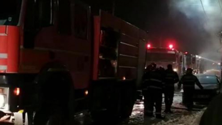 Incendiu devastator în Bucureşti, zeci de oameni evacuaţi în ger (VIDEO)