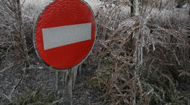 Bilanțul înghețului: Localități fără curent, trenuri întârziate, zboruri anulate și mașini avariate