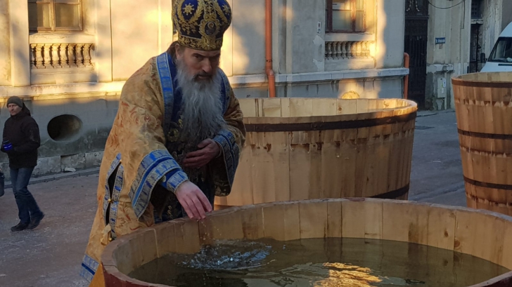 Imagini bizare cu arhiepiscopul Tomisului, la un pas să cadă de pe o cisternă