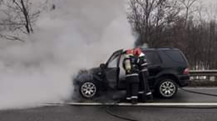 Mașină în flăcări pe Autostrada București - Pitești