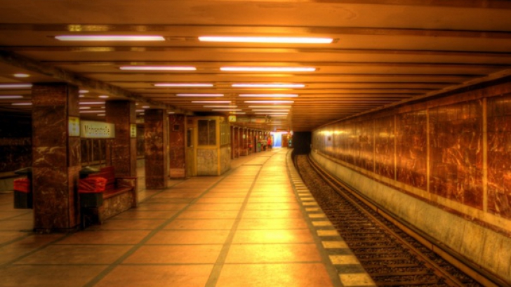 Tentativă de sinucidere la metrou. Un tânăr s-a aruncat în fața trenului