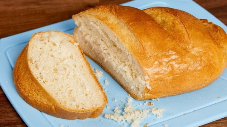 Cum să tai pâine fără să umpli masa de firimituri? Nimeni nu știa trucul acesta