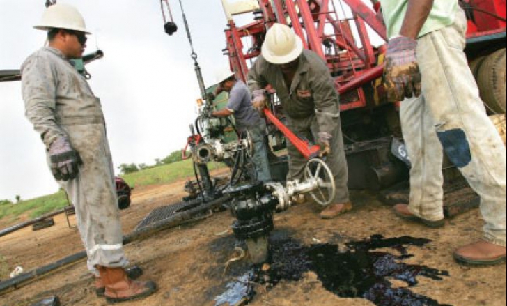 Petroliştii anunţă dezastrul după "taxa pe lăcomie" , concedieri şi investiţii blocate