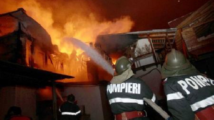 VIDEO Incendiu devastator în Suceava. Mai multe persoane au fost evacuate