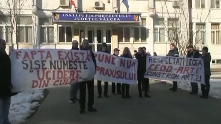 Protest la Vâlcea. Oameni nemulţumiți de serviciile medicale. VIDEO