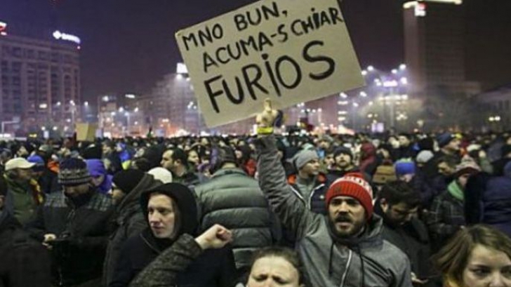 Proteste pentru Kovesi în București și în țară. 500 de oameni în Piața Victoriei, 1500 la Sibiu