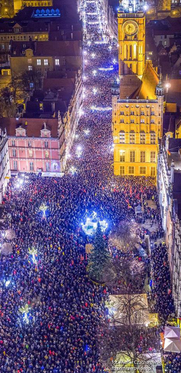 Polonia în stradă după asasinarea primarului din Gdansk. Donald Tusk, mesaj emoţionant! 
