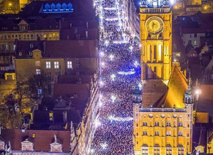 Polonia în stradă după asasinarea primarului din Gdansk. Donald Tusk, mesaj emoţionant! 