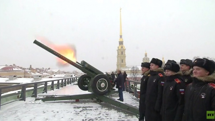 Vladimir Putin trage cu tunul