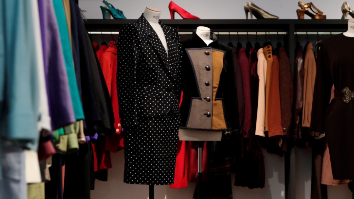 Un star al cinematografiei franceze își vinde impresionanta colecție de rochii
