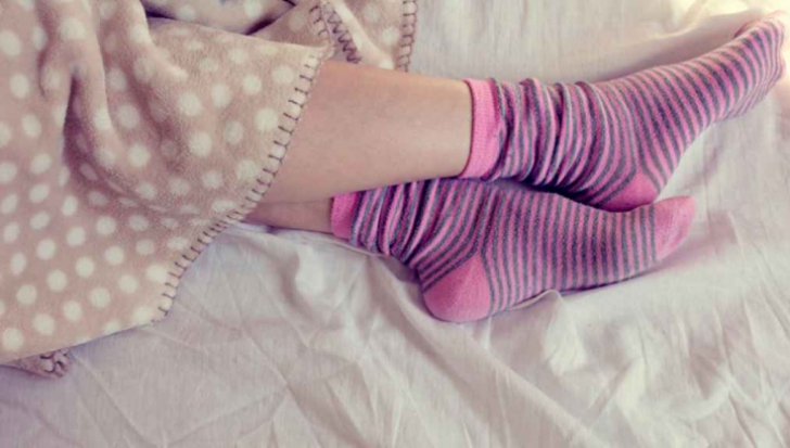 De ce e bine să dormi cu șosete în picioare?