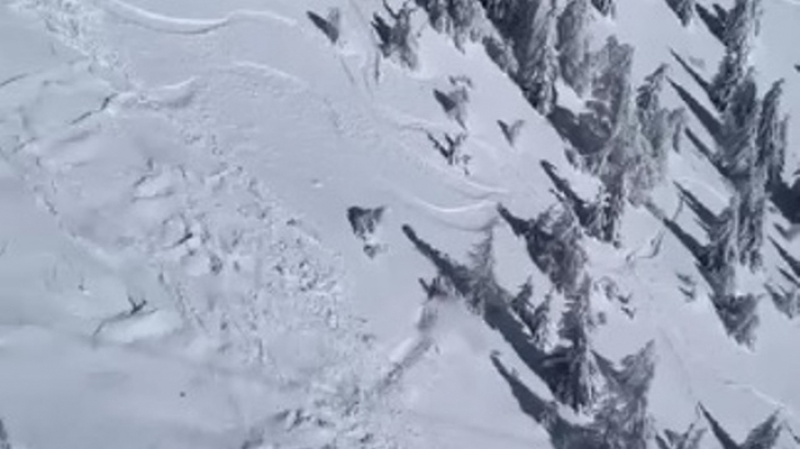 Imagini incredibile cu un schior care a fost surprins de avalanșă în Munții Bucegi