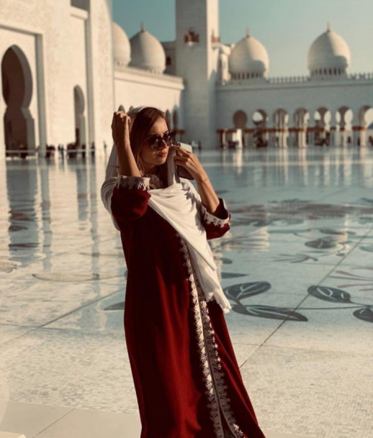Irina Tănase s-a pozat în haine tradiționale arabe, la Abu Dhabi
