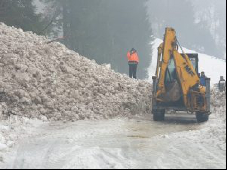 Drumul de acces spre Valea Vinului din Bistrița, din nou blocat din cauza căderilor masive de zăpadă