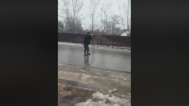 Cel mai funny video, după ploaia înghețată: Nu știu cum e la Predeal, dar la Buzău se schiază normal