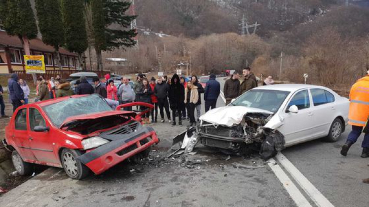 Dezastru pe drumurile din România. Patru persoane rănite, după ce şoferul a adormit la volan 