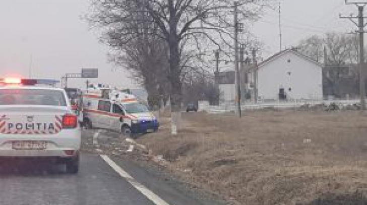 Ambulanţă în misiune, implicată într-un grav accident. Asistenta a fost rănită