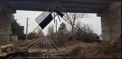 La un pas de tragedie! Balustrada unui pod căzută peste calea ferată!