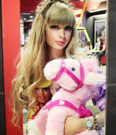 Coşmar pentru rusoaica "Barbie": ţinută cu forţa &icirc;n casă de părinţi. Să vezi cum arată fără haine!