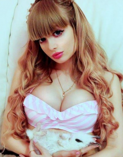 Coşmar pentru rusoaica "Barbie": ţinută cu forţa &icirc;n casă de părinţi. Să vezi cum arată fără haine!