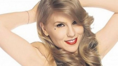 Corina Bud, sexy rau si cu fundul bombat la vedere pe strada! Trecatorii se uita lung la ea - FOTO