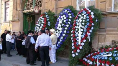 Coroanele de flori, interzise la înmormântări. Ce spun preoţii