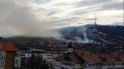 Alertă la Piatra Neamţ, incendiu masiv de vegetaţie, au fost chemaţi şi pompierii care aveau liber