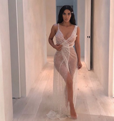 Kim Kardashian a uitat că e goală. S-a ridicat de jos şi s-a văzut tot