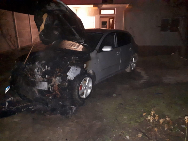 Un autoturism a luat foc pe o stradă din Alba Iulia