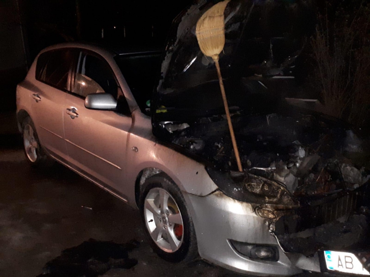 Un autoturism a luat foc pe o stradă din Alba Iulia