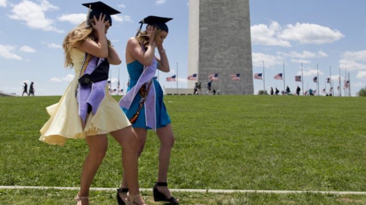 Fetele care se îmbracă sexy la festivitatea de absolvire ascund semne triste