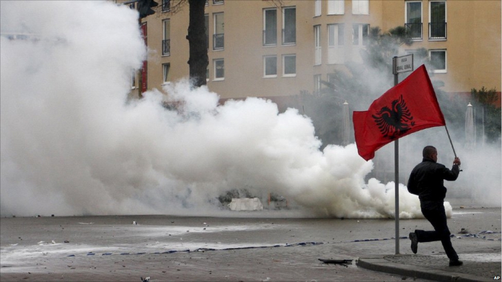 Proteste în Albania. Câteva persoane au încercat să intre în clădirea guvernului