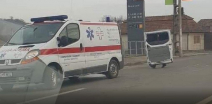 Incident șocant, la Turda. O ambulanță și-a pierdut ușa în mers