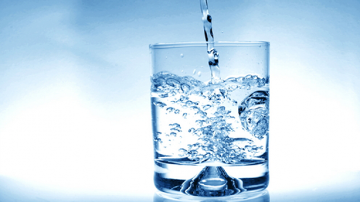 De ce nu e bine să bei apa lăsată în pahar peste noapte