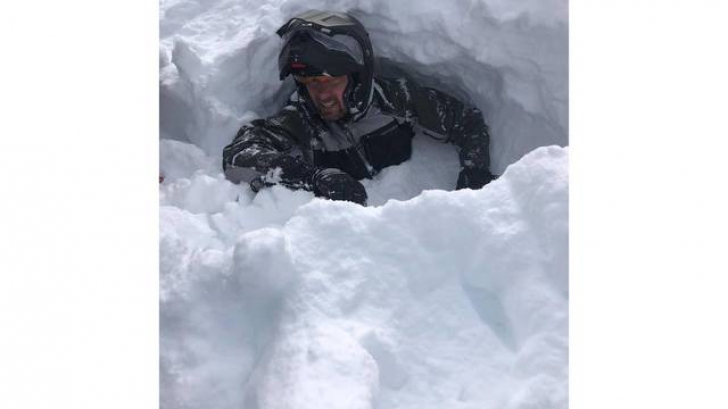 A provocat o avalanşă cu snow-mobilul şi şi-a îngropat de viu cel mai bun prieten
