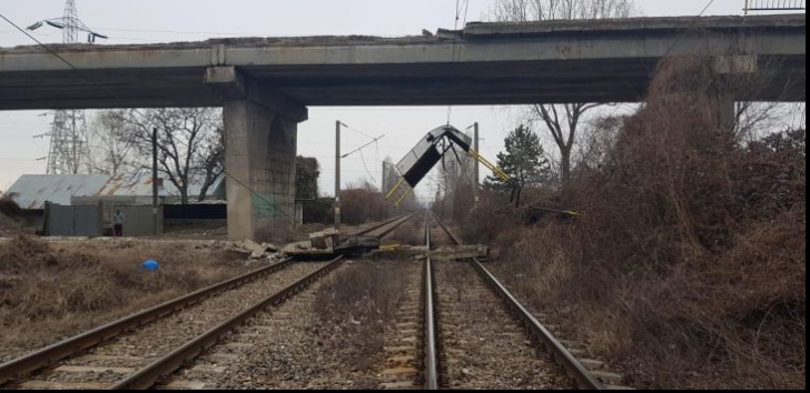La un pas de tragedie! Balustrada unui pod căzută peste calea ferată!