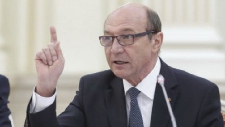 Băsescu:"Oare se pregăteşte instalarea unei dictaturi? "